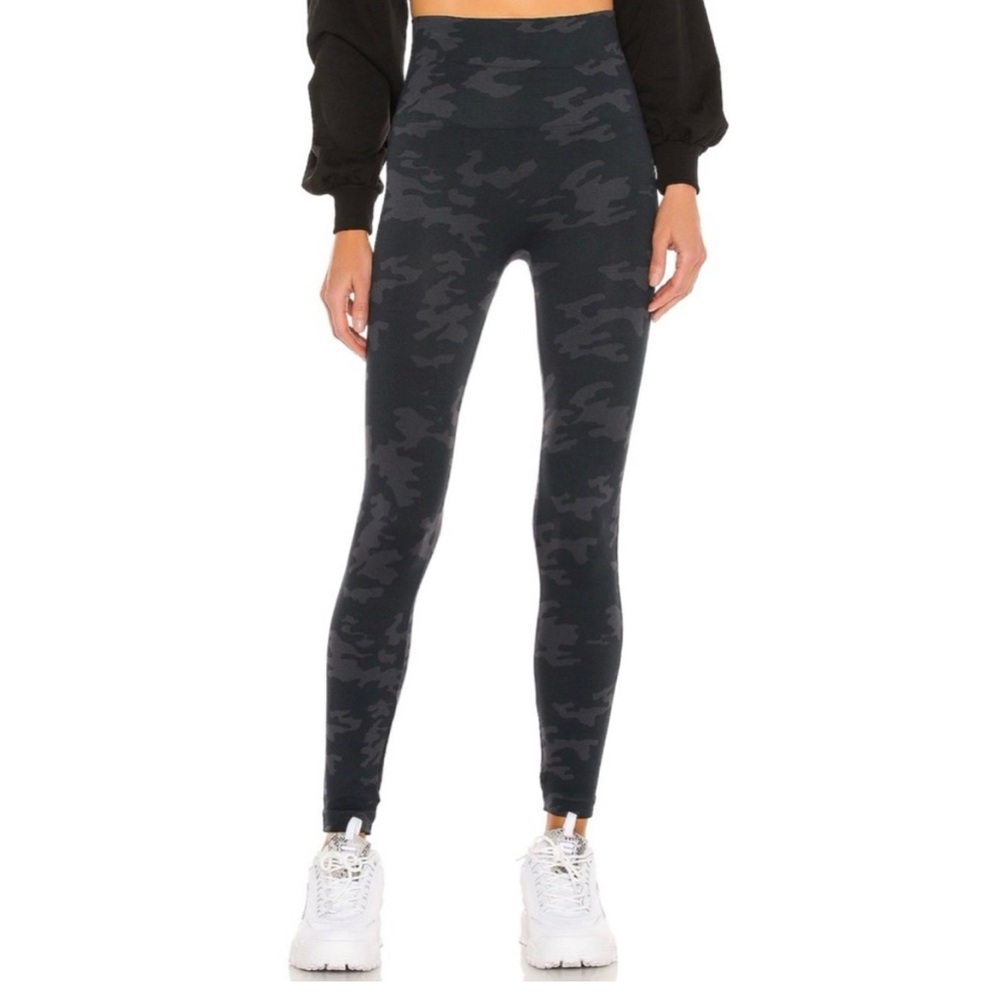 SPANX Look At Me Now Seamless Black Camo Leggings